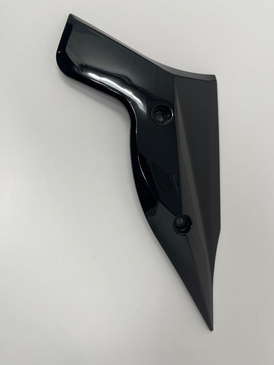 Black left footrest trim panel for the BD125-11GT X22GT 125cc motorcycle, OEM part 125011016
